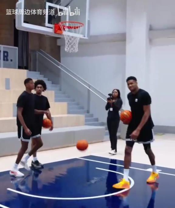 别人能学得来吗？名场面：字母哥指导小球员篮下脚步！